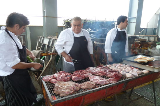 San Rafael Gletscher - Nach soviel Kälte kam das Abschiedsbarbecue gerade recht. Aus den großen Rindfleischbrocken werden dann die lecker gegrillten Steaks geschnitten - hmmm......tierisch gut!