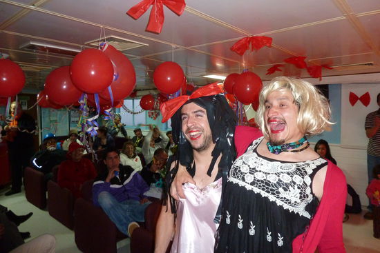 Puerto Montt - ...das war unser Spiele- und Abschiedsabend und alle hatten wir riesig Spaß. Christian (rechts) und Eduardo (links) gefielen sich in der Verkleidung besonders gut (nicht nur Mädchen verkleiden sich gerne wie man sieht).