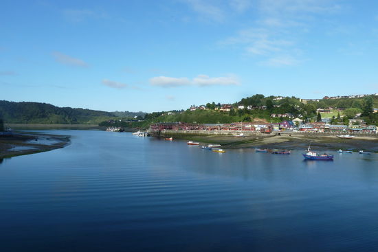 Puerto Montt - Bei diesem strahlenden Sonnenschein verlassen wir die "Eden" und laufen wieder in den Hafen von Puerto Montt ein. Es war die letzte Fahrt mit Passagieren.