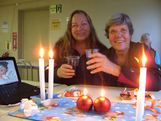 Puerto Montt - ....so feierten wir Weihnachten 2010, es ist alles da, was das Herz erfreut: Kerzen, Deko, Engel und Geschenk (und natürlich wir mittendrin) !      Feliz Navidad!