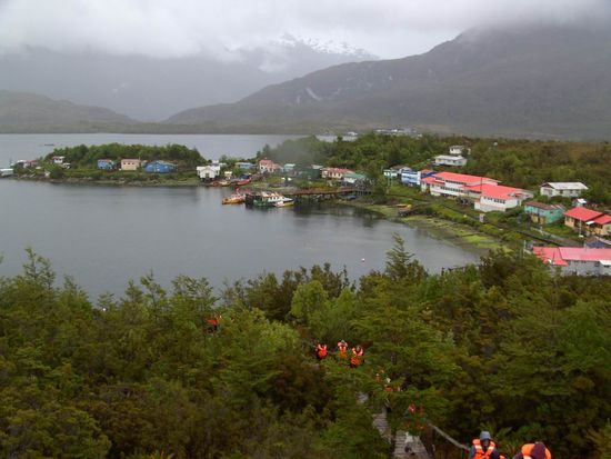 2. Schiffsreise - Der Kleine Hafen Puerto Eden mitten in den unendlich vielen Fjords - Nur 50 Einwohner leben hier. Doch 2x die Woche bringt das Fährschiff alles, was zum Leben gebraucht wird.