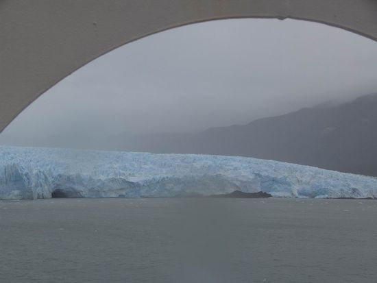 2. Schiffsreise - Das ist er, der größte Gletscher Chiles. Wir bringen ihn noch nicht einmal komplett aufs Bild.