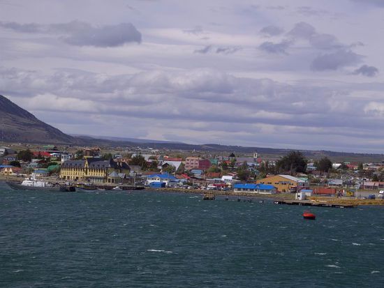 Puerto Natales - Das ist sie die Ansicht vom Schiff aus. Der Dreh- und Angelpunkt zum Torres des Paine Nationalpark.