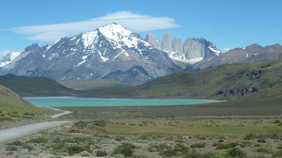 Torres del Paine N.P. - Erster Blick auf die berühmten Türme (rechts die drei Spitzen)