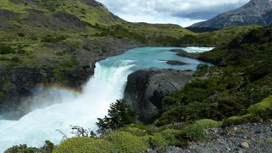 Torres del Paine N.P. - Ein Wasserfall mit Regenbogen.