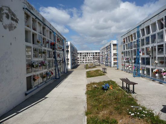 Punta Arenas  - Der besondere Friedhof. Es sieht fast aus wie Wohnblocks. Die blaue Leiter wird benötigt, um in die 3. und 4. Etage zu kommen.