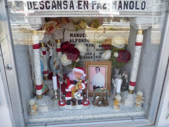 Punta Arenas  - So werden hier die Gräber zu Weihnachten dekoriert