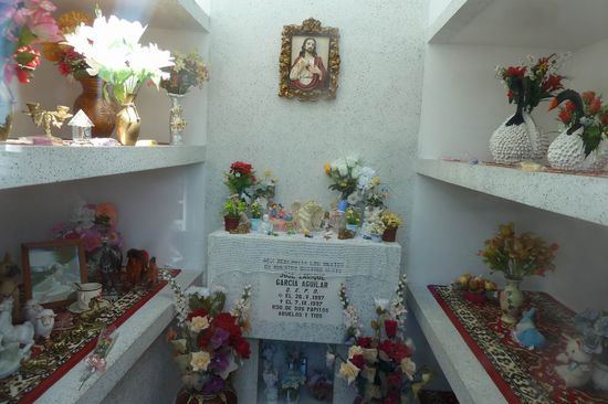 Punta Arenas  - Diese Grabstätte ist für eine größere Familie. Auch hier die vielen künstlichen Blumen und weihnachtliche Dekoration.