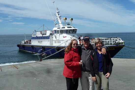 Punta Arenas  - Mit dem Schiff im Hintergrund und Roy aus Philadelphia fuhren wir zu den Pinguinen.