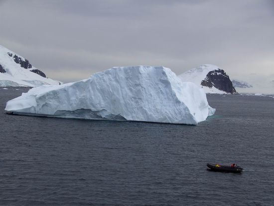Antarktis - ...auf den Weg zum antarktischen Festland. Die Eisberge werden größer ...