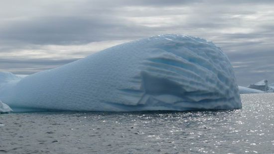 Antarktis - ....Eisberg mit seiner vom Wind gläzenden Oberfläche. Die Höhe dürfte ca. 8-10 m betragen