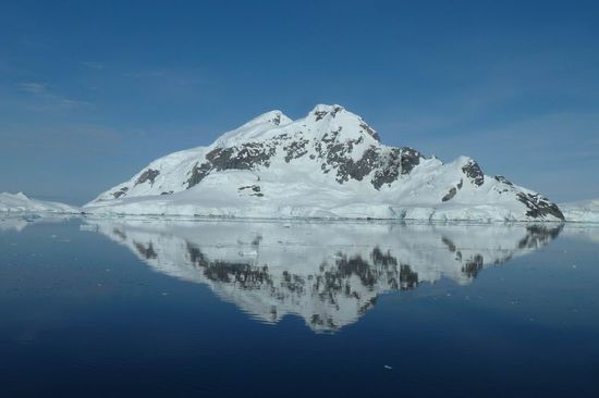 Antarktis - Paradise Bay - Es war paradiesisch schön. Die See war so glatt, dass sich die Berge darin spiegelten. Einmalig!!