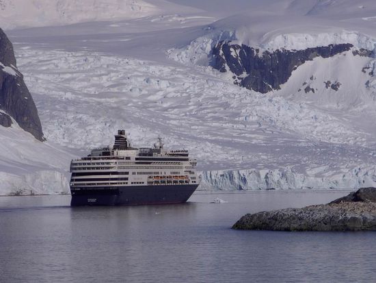 Antarktis - Paradise Bay ...doch plötzich taucht ein "Riese" auf. Dieses holländische Kreuzfahrtschiff fasst ca. 2000 Personen. Es passte irgendwie nicht so recht in diese Traumlandschaft. Die Passagiere dürfen auch nicht von Bord sondern können sich nur die Gegend anschauen. Da haben es wir schon viel besser. Keiner wollte auf so einem Schiff in die Antarktis.
