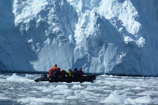 Antarktis - Paradise Bay - Zodiacausflug, wir sind ganz nah am Gletscher und staunen nur noch so.....