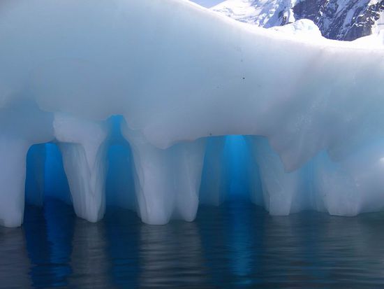 Antarktis - ....neue Eisformation beim Zodiacausflug