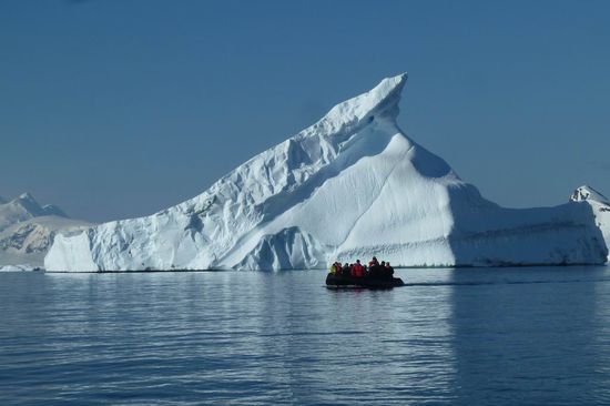 Antarktis - ....wir können von diesen Schönheiten einfach nicht genug bekommen. Über 10 m türmt sich dieser Eisberg vor uns auf.