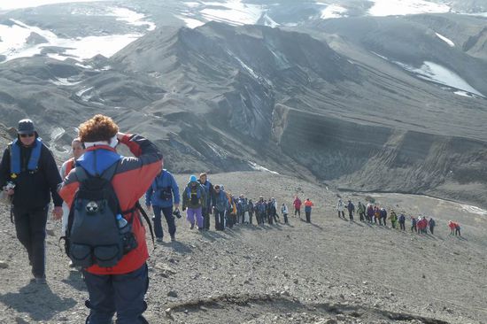 Antarktis - Deception Island, die Kraterinsel mit seiner riesigen Caldera. Alle paar Jahre wird dieser Krater aktiv und speit Lava aus seinem Inneren in die Luft. Wir besteigen diesen Krater in der Gruppe