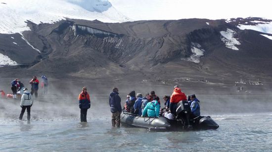 Antarktis - Pendulum Cove - Ab in's Badevergnügen...... Die heissen Quellen benebeln den ganzen Strand. Aber nur am Rand ist das Wasser so warm, weiter rein wird es schnell kalt.