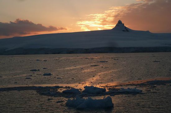 Süd Shetland Island - Die Abendsonne taucht die Landschaft nochmal in sanftes rot..