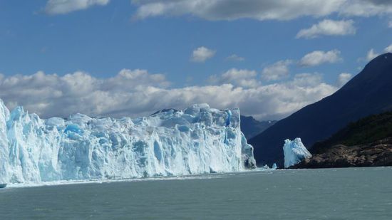 El Calafate - Hier ist im Hintergrund deutlich zu erkennen, dass der Gletscher bald das Festland erreicht hat.