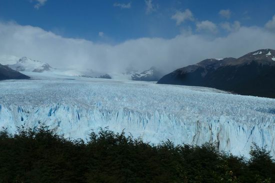 El Calafate - Die Tiefe des Gletschers läßt sich hier erahnen. 35 km weit reicht er ins Landesinnere