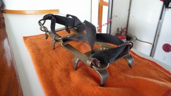 El Calafate - Das sind die Krampen, die jeder tragen muß, wenn er das Minitrekking auf dem Gletscher mitmachen will. Ohne diese Steigeisen geht gar nichts!