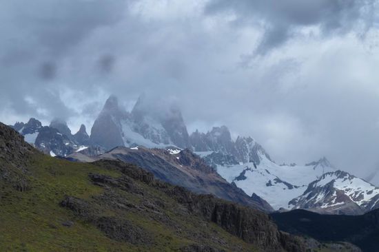El Chalten - ...da ist er endlich, der König der Berge, der Fitz Roy. Seinetwegen kommen die Bergsteiger aus aller Welt hierher. Uns zeigte er sich ein wenig verschleiert.