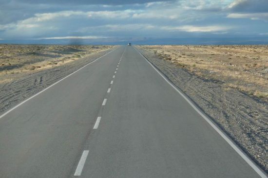Ruta 40 - so sieht die Straße aus, die uns über 1600 km begleitet hat. Anfangs noch geteert, doch später nur noch Schottepiste. Das war gerade der bessere Teil.