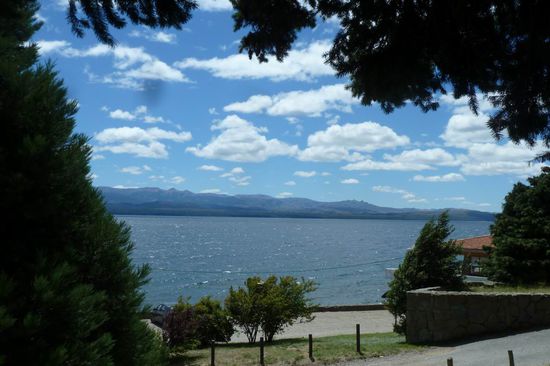Bariloche - Diese Stadt liegt direkt am See, der herrlich blau ist. Man sieht nur selten Boote, denn es ist sehr oft ziemlich windig.