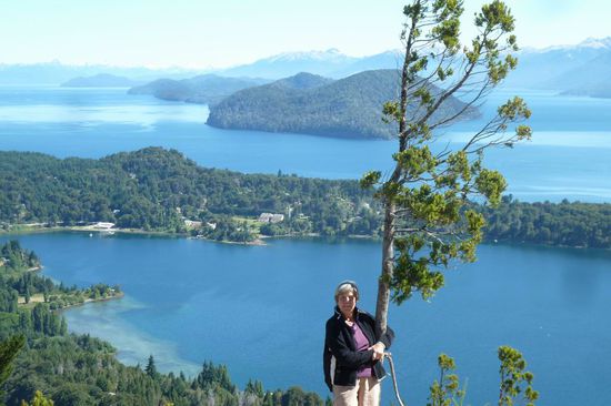 Bariloche  - Birgit kann sich gerade noch am Baum festhalten.
