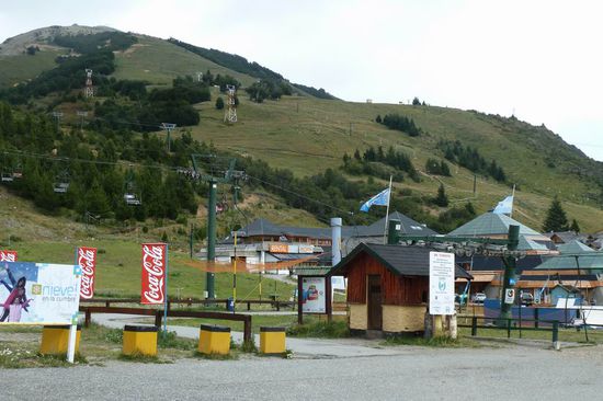 Bariloche - Das ist nun das bekannte Skigebiet Cerro Catedral. Ein wenig trostlos im Sommer
