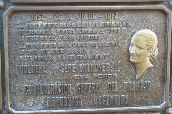 Buenos Aires - Gedenktafel für Evita Peron an deren Familiengruft.