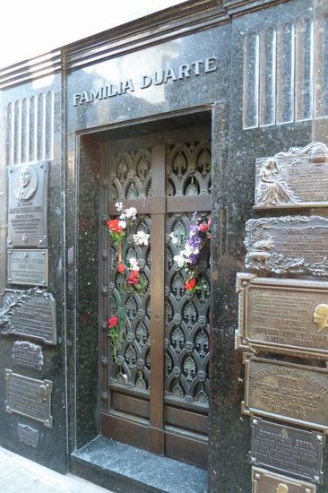 Buenos Aires - ....die an diesem Grabmal angebracht ist. Sie ist ja eine geborene Duarte. Der Friedhof ist fast eine Pilgerstätte für Evita Peron. Kaum ein Tourist läßt sich das entgehen.