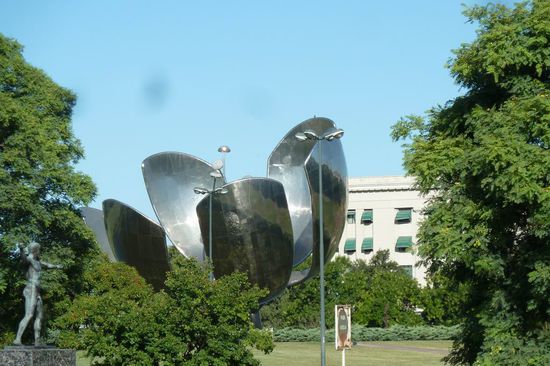 Buenos Aires - Die bekannte Metallblüte, die sich mit dem Tageslicht öffnet und der Dämmerung schließt.