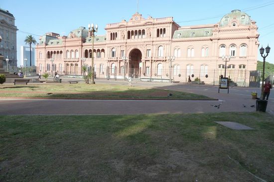 Buenos Aires - Der rosarote Präsidentenpalast. Er strahlt je nach Tageslicht und Sonne immer wieder anders. Abends ist er herrlich beleuchtet. Derzeit wird Argentinien von Cristina Kirchner regiert.