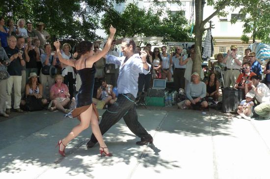 Buenos Aires - San Telmo - am Plaza Dorrego wird jeden Sonntag Tango geboten für das Publikum