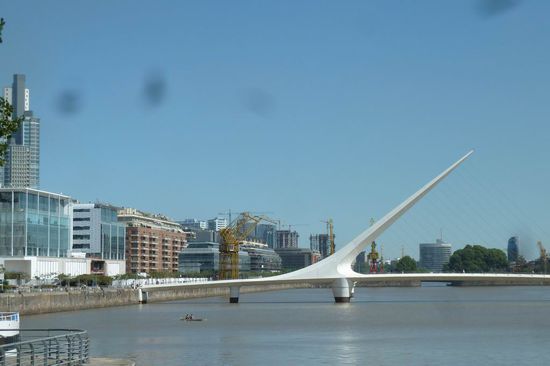 Buenos Aires - Das ist die Brücke, die ein Architekt der Stadt Buenos Aires geschenkt hat im neuesten Viertel Puerto Madero
