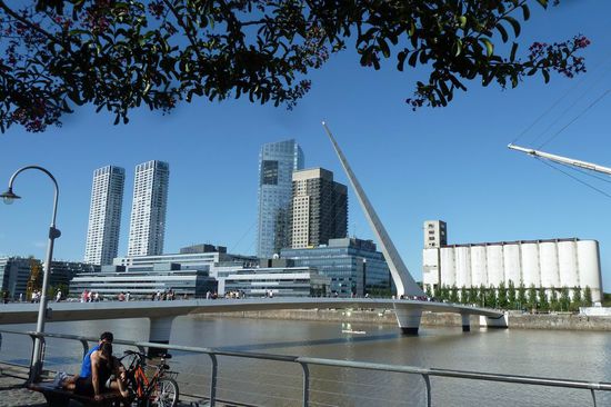 Buenos Aires - ....nochmal die sehr futuristische neue Brücke, die das Hafenviertel mit der Altstadt verbindet.