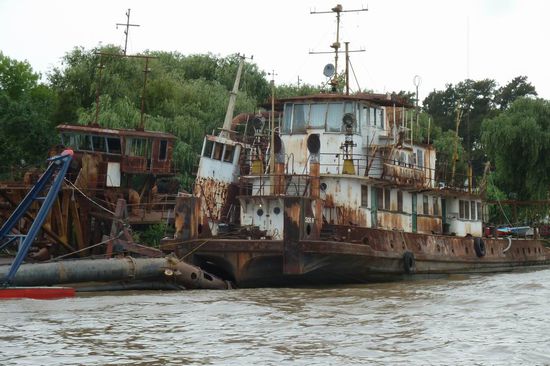 Tigre - .....aber auch das gab es zu sehen. Kähne, die einfach so vor sich hinrotten.