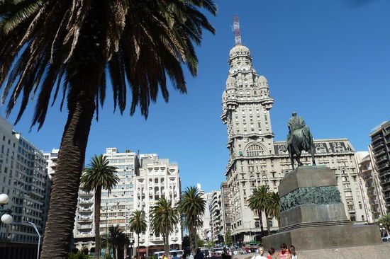 Montevideo - Stadtansicht, wunderschöne alte Bauten und viele Denkmäler gibt es hier zu besichtigen.