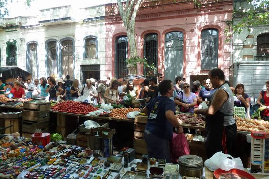 Montevideo - ...und wieder ein unwiderstehlicher Sonntagsmarkt. Ich kann einfach nicht genug davon bekommen.