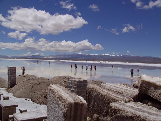 Salta - 1. Ausflugstag - Salinas Grandes - nicht mit dem Auto befahrbar, aber die Füsse können dafür drin baden.