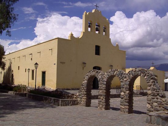 Salta - 4. Ausflugstag - Cachi - ..ein hübscher kleiner Flecken. Natürlich mit einer Plaza und Kirche. Das gehört meist zusammen.