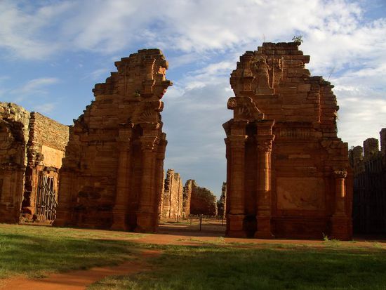 Posadas - Jesuitensiedlung Santa Ignacius Mini - Das große Kirchenportal, das die Dimensionen noch erahnen läßt