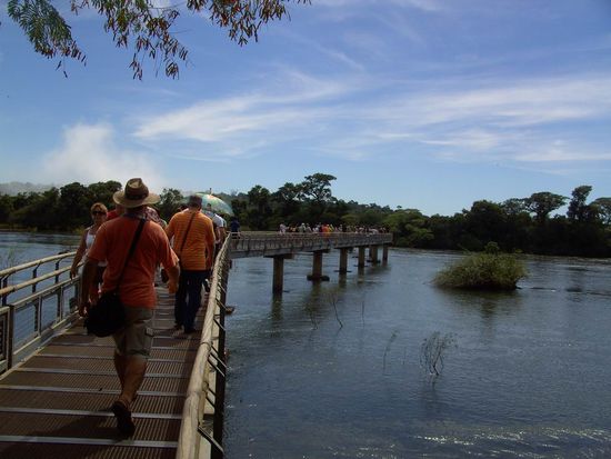 Iguazu 1. Tag - Auf dem Weg zum Teufelsschlund. Stege übers Wasser führen dorthin....