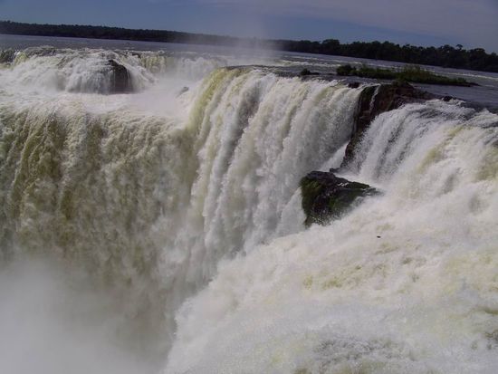 Iguazu 1. Tag - .....und hier öffnet sich der Teufelsschlund und gewaltige Wassermassen ergießen sich darin