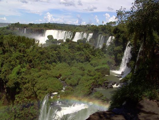 Iguazu 1. Tag - ....hier kann man ein Stück von der 2,9 km breiten Wasserfront sehen.