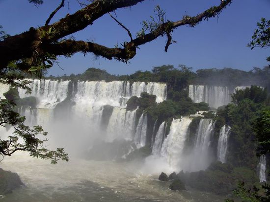 Iguazu 2. Tag - Wir sind nun auf dem unteren Trail mit ganz anderen Blickwinkeln auf die Wasserfälle