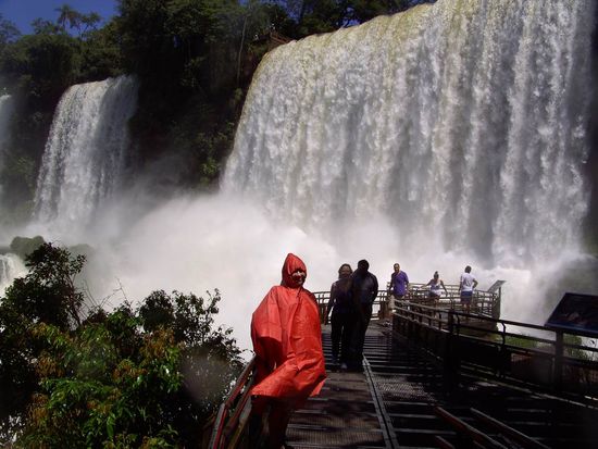 Iguazu 2. Tag - ...obwohl geschützt, werde ich trotzdem nass.