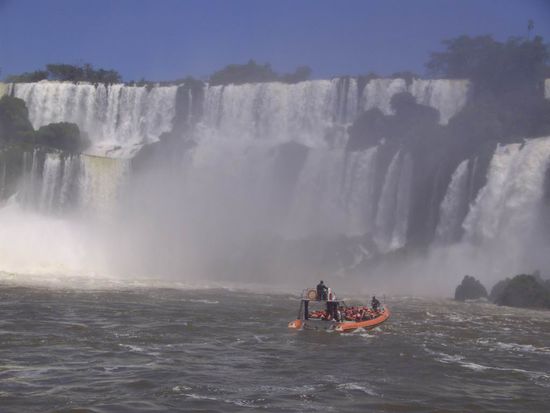 Iguazu 2. Tag - ...die einem direkt unter die Wasserfälle bringen